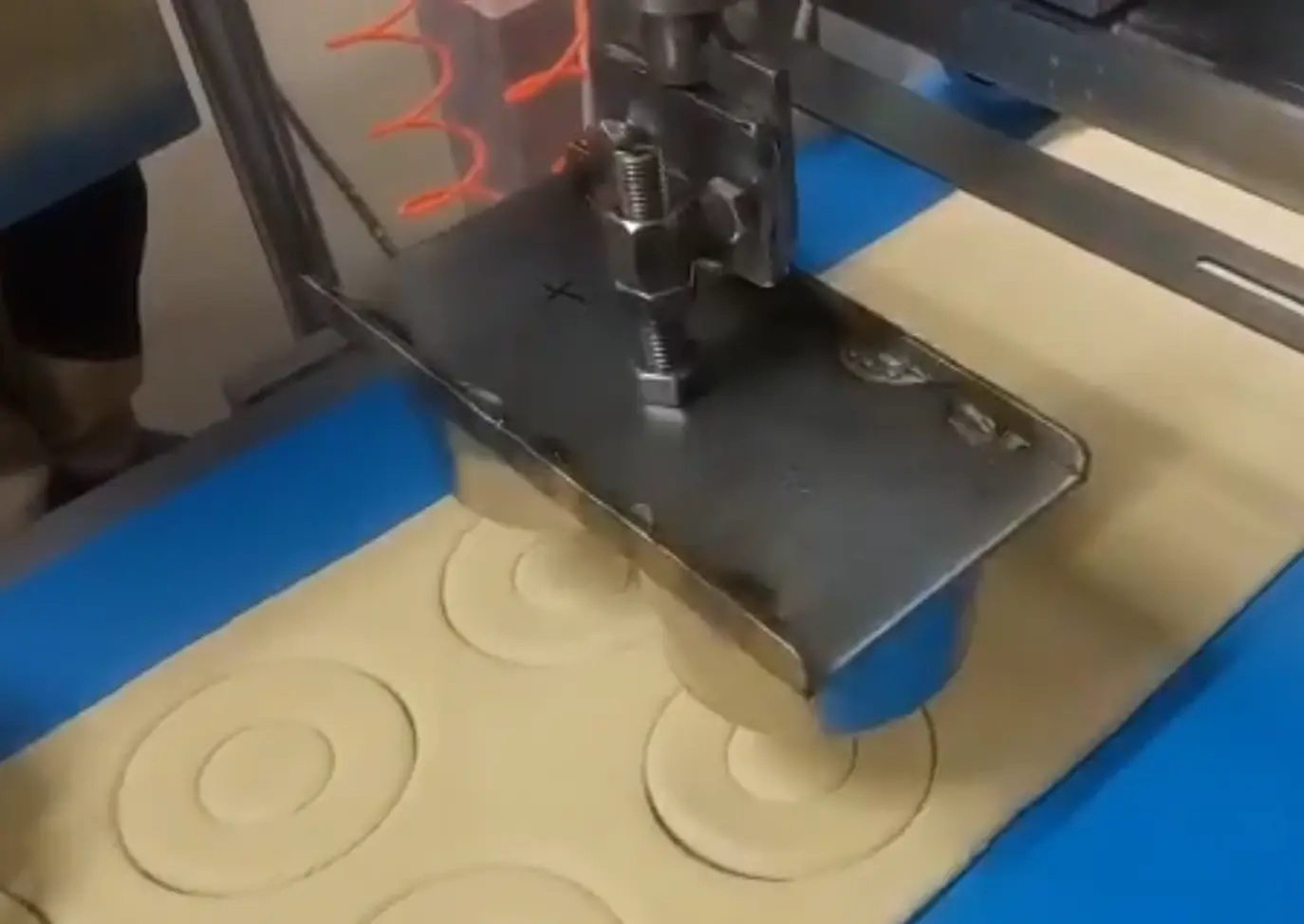 Линия для производства дрожжевых и слоеных изделий с начинкой BAKELINE